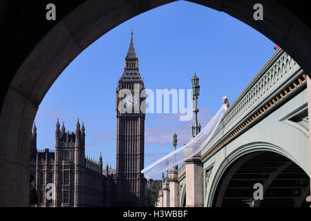 Mariée mariage chinois posent Westminster Big Ben Banque D'Images