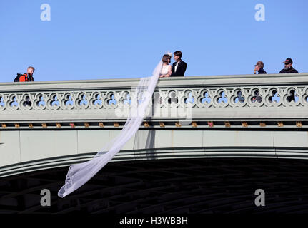 Mariée mariage chinois posent Westminster Big Ben Banque D'Images