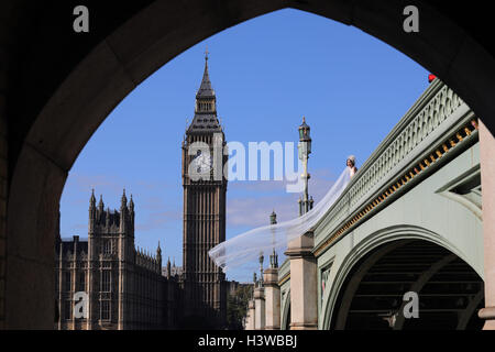 Mariée mariage chinois posent Westminster Big Ben Banque D'Images