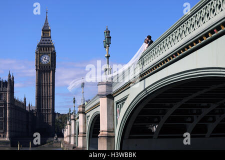 Mariée mariage chinois posent Westminster Big Ben Banque D'Images