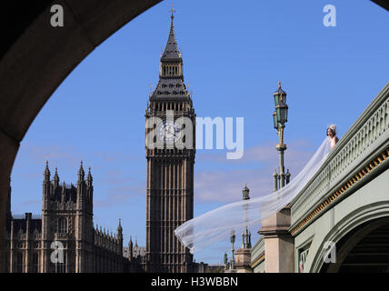 Mariée mariage chinois posent Westminster Big Ben Banque D'Images