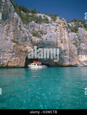 Italie, Sardaigne, province de Nuoro, Golfo Tu Orosei, Grotta del Bue Marino, rochers, mer, bateau, île, la mer Méditerranée, Sardaigne, côte est, côte, côte de la bile, une grotte, une grotte calcaire, Pit, d'entrée, excursion en bateau, lieu de destination, d'intérêt, tourisme, Grotta Bue Marino Banque D'Images