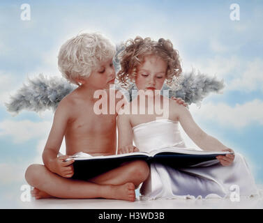 Garçon, filles, anges, s'asseoir, lire, livre x-mas, Noël, enfants, deux, boucles, doublure, aile, aile de l'ange, les pattes, le ciel messenger, studio, ciel nuageux X MAS dossier, Banque D'Images