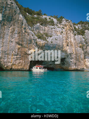 Italie, Sardaigne, province de Nuoro, Golfo Tu Orosei, Grotta del Bue Marino, rochers, mer, bateau, île, la mer Méditerranée, Sardaigne, côte est, côte, côte de la bile, une grotte, une grotte calcaire, Pit, d'entrée, excursion en bateau, lieu de destination, d'intérêt, tourisme, Grotta Bue Marino Banque D'Images