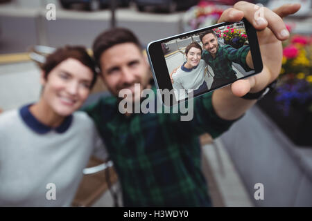 Couple sur téléphone mobile selfies Banque D'Images