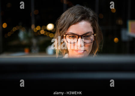Portrait sur papier à son bureau Banque D'Images