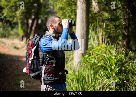 Male hiker binoculars Banque D'Images