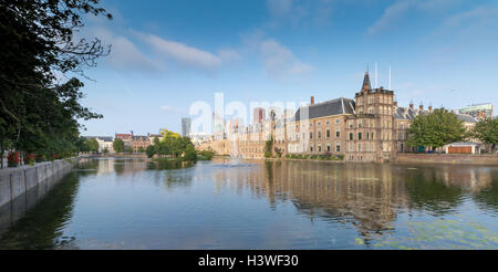 Le complexe Binnenhof se trouve dans la Hofvijver, à la Haye, aux pays-Bas Banque D'Images