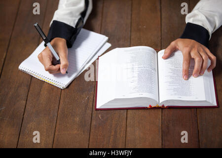 Femme avec une bible écrit sur le bloc-notes Banque D'Images