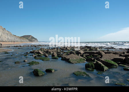 La mer près de Charmouth, à l'Est, vers Cap d'or dans la distance. Banque D'Images