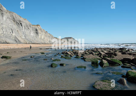 La mer près de Charmouth, à l'Est, vers Cap d'or dans la distance. Banque D'Images