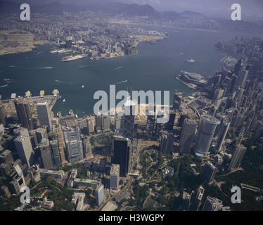 Hong Kong, ville, vue sur la ville, ciel nuageux, l'eau, rivière, des navires, des bottes, des montagnes, des bâtiments, des tours, à l'extérieur Banque D'Images