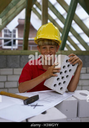 House, shell, garçon, casque de sécurité, casque, rouge brique, howler, plan, jouer, les travailleurs de la construction, la moitié portrait, l'immobilier, maison d'habitation, propriété résidentielle, maison, bâtiment neuf, l'homme au travail, la construction d'une maison, l'enfant, 10-13 ans, casque, con Banque D'Images