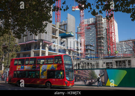 Un bus de Londres pases le nouveau parc d'éléphants sur le développement, Walworth Road à Elephant & Castle, London Borough of Southwark. Southwark, partenaire de développement du Conseil Lendlease se régénère plus de 28 acres sur trois sites au cœur de Elephant & Castle, dans ce qui est la dernière grande occasion de régénération dans la zone 1 de Londres. La vision pour le 1,5 milliard de livres sterling la régénération est de bâtir sur les forces et le caractère dynamique afin de rétablir l'Elephant & Castle comme l'un des quartiers les plus florissantes quarts urbaine. (Plus de légende dans la description) Banque D'Images