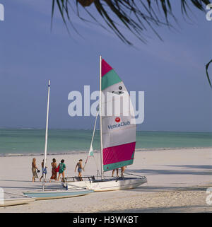 L'île de Zanzibar, Tanzanie, Kiwenga, 'caribou club', la plage de l'hôtel, catamaran, Orient, Afrique, plage, tourisme, vacances, location, vacances Banque D'Images