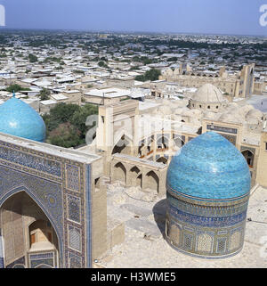 L'Ouzbékistan, Boukhara, ville sommaire, Mir-i-Arab-Medresse, dômes, Asie, Asie centrale, Özbekiston Jumhuriyati, Buhoro, ville, partie ville, centre-ville, Vieille Ville, centre historique, centre, d'un bâtiment, d'architecture, monument architectural historique, point d'intérêt, architecture, dôme, tours, minarets, d'entrée, portail, portal, madrassa, collège, construit en 1535 - en 1536 Banque D'Images