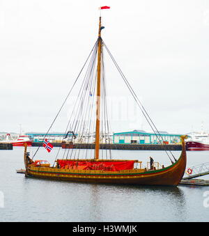 Harald Fairhair Dragon, un grand long navire Viking construit dans la municipalité de Haugesund, Norvège. C'est le plus grand bateau viking qui voyage entre la Norvège et l'Amérique. En date du 21e siècle Banque D'Images