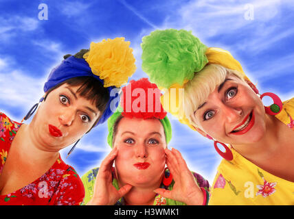 Les femmes au foyer, trois, au vieillard, de vêtements, de couleurs vives, d'un sèche-bandes, geste, jouer du visage, portrait, ciel nuageux Poids Lourds, studio, stout, surpoids, graisse, femmes, femme, femme au foyer, amis, d'oreille, criards, bijoux de cheveux, ornement, tastelessly, initiation, joues potelées, sourire, grimace, près de, Banque D'Images