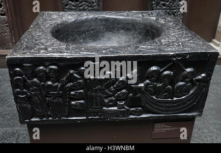 Plâtre de la vie de saint Nicholas, sculpté dans le marbre, dans la cathédrale de Winchester. En date du 12e siècle Banque D'Images