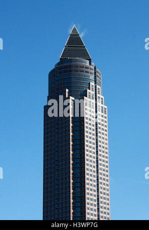 La MesseTurm (Salon Tower)a 63 étages, 257 m (843 ft. gratte-ciel, dans le Westend-Süd de Francfort, Allemagne. C'est le deuxième plus haut bâtiment de Francfort. Il a été achevé en 1991. Banque D'Images