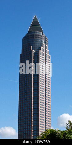 La MesseTurm (Salon Tower)a 63 étages, 257 m (843 ft. gratte-ciel, dans le Westend-Süd de Francfort, Allemagne. C'est le deuxième plus haut bâtiment de Francfort. Il a été achevé en 1991. Banque D'Images