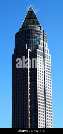 La MesseTurm (Salon Tower)a 63 étages, 257 m (843 ft. gratte-ciel, dans le Westend-Süd de Francfort, Allemagne. C'est le deuxième plus haut bâtiment de Francfort. Il a été achevé en 1991. Banque D'Images