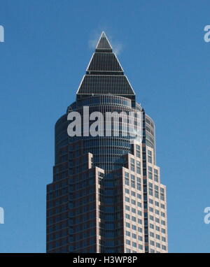 La MesseTurm (Salon Tower)a 63 étages, 257 m (843 ft. gratte-ciel, dans le Westend-Süd de Francfort, Allemagne. C'est le deuxième plus haut bâtiment de Francfort. Il a été achevé en 1991. Banque D'Images