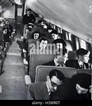 Intérieur d'un avion Imperial Airways avec les passagers. Imperial Airways était le début de la longue portée commercial air transport company. En date du 20e siècle Banque D'Images