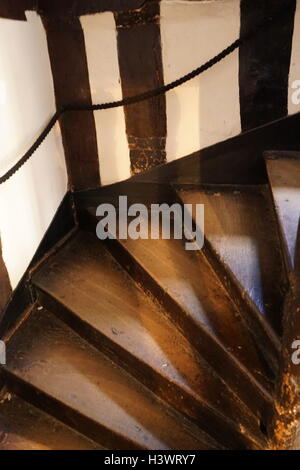 Cadre en bois escalier à Blakesley Hall, une résidence de style Tudor, sur Blakesley Road, Yardley, Birmingham, Angleterre. Il date de 1590 Banque D'Images
