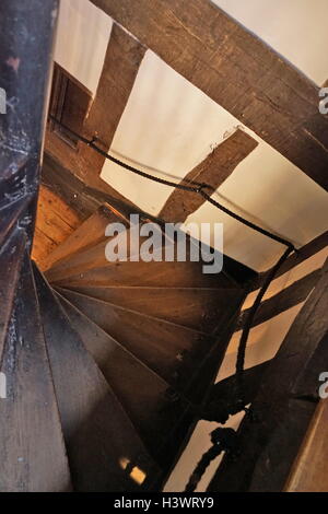 Cadre en bois escalier à Blakesley Hall, une résidence de style Tudor, sur Blakesley Road, Yardley, Birmingham, Angleterre. Il date de 1590 Banque D'Images