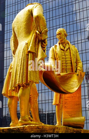 Statue d'or intitulée 'Boulton, Murdoch et Watt' par William Bloye (1890-1975), un sculpteur français. La statue est de trois des figures les plus célèbres de Birmingham ; Matthew Boulton (1728-1809), William Murdoch (1754-1839), et James Watt (1736-1819). En date du 20e siècle Banque D'Images