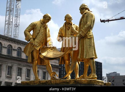 Statue d'or intitulée 'Boulton, Murdoch et Watt' par William Bloye (1890-1975), un sculpteur français. La statue est de trois des figures les plus célèbres de Birmingham ; Matthew Boulton (1728-1809), William Murdoch (1754-1839), et James Watt (1736-1819). En date du 20e siècle Banque D'Images