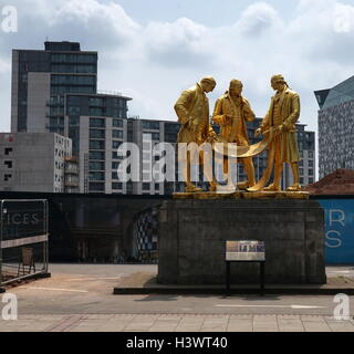 Statue d'or intitulée 'Boulton, Murdoch et Watt' par William Bloye (1890-1975), un sculpteur français. La statue est de trois des figures les plus célèbres de Birmingham ; Matthew Boulton (1728-1809), William Murdoch (1754-1839), et James Watt (1736-1819). En date du 20e siècle Banque D'Images