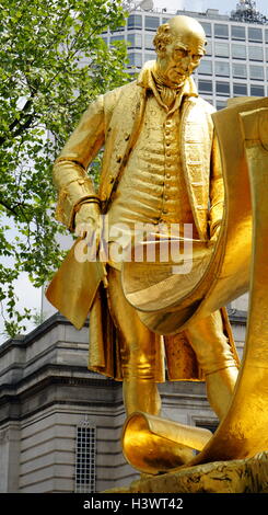 Statue d'or intitulée 'Boulton, Murdoch et Watt' par William Bloye (1890-1975), un sculpteur français. La statue est de trois des figures les plus célèbres de Birmingham ; Matthew Boulton (1728-1809), William Murdoch (1754-1839), et James Watt (1736-1819). En date du 20e siècle Banque D'Images