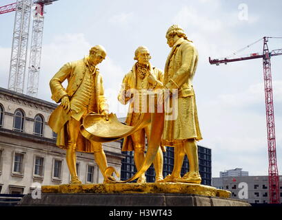 Statue d'or intitulée 'Boulton, Murdoch et Watt' par William Bloye (1890-1975), un sculpteur français. La statue est de trois des figures les plus célèbres de Birmingham ; Matthew Boulton (1728-1809), William Murdoch (1754-1839), et James Watt (1736-1819). En date du 20e siècle Banque D'Images