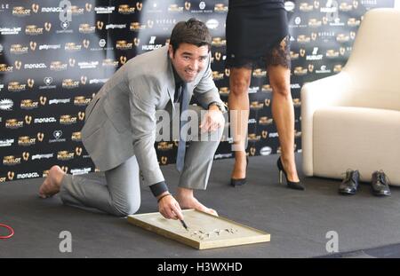 Monaco, Monaco. Oct 11, 2016. Monaco, 11 Octobre 2016 : Remise des Prix Golden Foot Football Hublot au Yacht Club de Monaco avec Anderson Luis de Souza Deco | Verwendung weltweit © dpa/Alamy Live News Banque D'Images