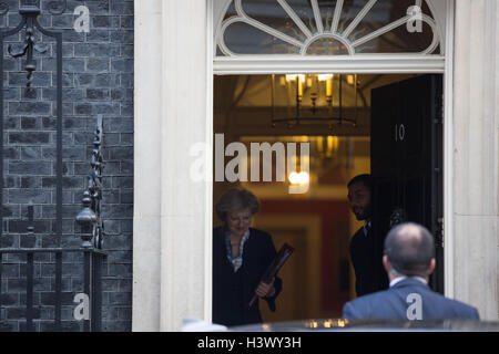 Londres, Royaume-Uni. 12 octobre, 2016. Premier ministre THERESA PEUT laisse 10 Downing Street Crédit : Louise Wateridge/ZUMA/Alamy Fil Live News Banque D'Images