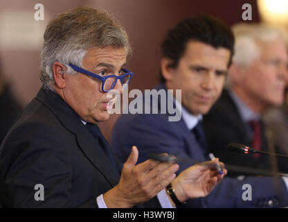 Beijing, Chine. 12 octobre, 2016. Vice-président du CIO Juan Antonio Samaranch Salisachs (L) gestes au cours de la conférence de presse pour la première réunion de la Commission de Coordination du CIO pour les Jeux Olympiques d'hiver XXIV en 2022 Beijing Beijing, capitale de la Chine, le 12 octobre 2016. Source : Xinhua/Alamy Live News Banque D'Images