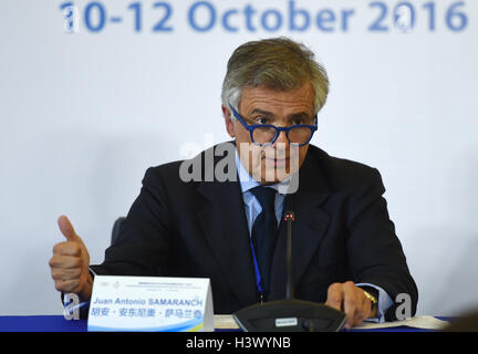 Beijing, Chine. 12 octobre, 2016. Vice-président du CIO Juan Antonio Samaranch Salisachs parle lors de la conférence de presse pour la première réunion de la Commission de Coordination du CIO pour les Jeux Olympiques d'hiver XXIV en 2022 Beijing Beijing, capitale de la Chine, le 12 octobre 2016. (Xinhua/Ju Huanzong) Credit : Xinhua/Alamy Live News Banque D'Images