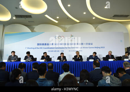 Beijing, Chine. 12 octobre, 2016. Participants de Coordination du CIO et au Comité d'organisation pour les 2022 Jeux olympiques et paralympiques d'hiver de participer à la conférence de presse pour la première réunion de la Commission de Coordination du CIO pour les Jeux Olympiques d'hiver XXIV en 2022 Beijing Beijing, capitale de la Chine, le 12 octobre 2016. (Xinhua/Ju Huanzong) Credit : Xinhua/Alamy Live News Banque D'Images