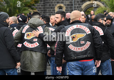 Giessen, ALLEMAGNE. 12 octobre 2016. Les membres des Hells Angels et des membres de l'amical des groupes de plusieurs pays européens et l'ensemble de l'Allemagne arrivent au nouveau cimetière de Giessen, ALLEMAGNE, 12 octobre 2016. L'enterrement de la tourné Hells Angels président Ayguen Mucuk aura lieu là-bas. Photo : Arne Dedert/dpa/Alamy Live News Banque D'Images