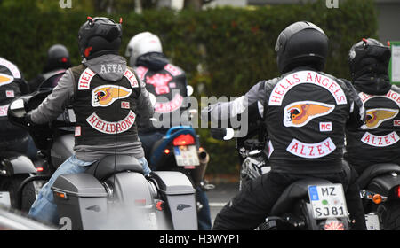 Giessen, ALLEMAGNE. 12 octobre 2016. Les membres des Hells Angels et des membres de l'amical des groupes de plusieurs pays européens et l'ensemble de l'Allemagne arrivent au nouveau cimetière de Giessen, ALLEMAGNE, 12 octobre 2016. L'enterrement de la tourné Hells Angels président Ayguen Mucuk aura lieu là-bas. Photo : Arne Dedert/dpa/Alamy Live News Banque D'Images