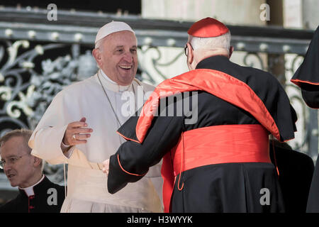 Cité du Vatican, Vatican. 12 octobre, 2016. Le pape François salue un cardinal à la fin de son audience générale hebdomadaire sur la Place Saint Pierre dans la Cité du Vatican, Cité du Vatican, le 12 octobre 2016. S'adressant aux pèlerins et touristes se sont réunis sur la place Saint-Pierre pour l'audience générale hebdomadaire, le Pape François a dit, "Je tiens à souligner et réaffirmer ma solidarité avec toutes les victimes de conflits inhumains en Syrie." Crédit : Giuseppe Ciccia/Alamy Live News Banque D'Images