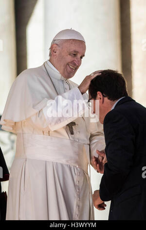 Cité du Vatican, Vatican. 12 octobre, 2016. Le pape François bénit un fidèle à la fin de son audience générale hebdomadaire sur la Place Saint Pierre dans la Cité du Vatican, Cité du Vatican, le 12 octobre 2016. S'adressant aux pèlerins et touristes se sont réunis sur la place Saint-Pierre pour l'audience générale hebdomadaire, le Pape François a dit, "Je tiens à souligner et réaffirmer ma solidarité avec toutes les victimes de conflits inhumains en Syrie." Crédit : Giuseppe Ciccia/Alamy Live News Banque D'Images