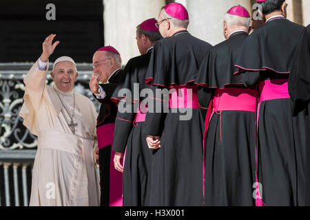 Cité du Vatican, Vatican. 12 octobre, 2016. Le pape François salue des évêques à la fin de son audience générale hebdomadaire sur la Place Saint Pierre dans la Cité du Vatican, Cité du Vatican, le 12 octobre 2016. S'adressant aux pèlerins et touristes se sont réunis sur la place Saint-Pierre pour l'audience générale hebdomadaire, le Pape François a dit, "Je tiens à souligner et réaffirmer ma solidarité avec toutes les victimes de conflits inhumains en Syrie." Crédit : Giuseppe Ciccia/Alamy Live News Banque D'Images