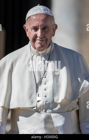 Cité du Vatican, Vatican. 12 octobre, 2016. Pape Francis feuilles à la fin de son audience générale hebdomadaire sur la Place Saint Pierre dans la Cité du Vatican, Cité du Vatican, le 12 octobre 2016. S'adressant aux pèlerins et touristes se sont réunis sur la place Saint-Pierre pour l'audience générale hebdomadaire, le Pape François a dit, "Je tiens à souligner et réaffirmer ma solidarité avec toutes les victimes de conflits inhumains en Syrie." Crédit : Giuseppe Ciccia/Alamy Live News Banque D'Images