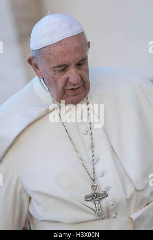 Cité du Vatican, Vatican. 12 octobre, 2016. Pape Francis feuilles à la fin de son audience générale hebdomadaire sur la Place Saint Pierre dans la Cité du Vatican, Cité du Vatican, le 12 octobre 2016. S'adressant aux pèlerins et touristes se sont réunis sur la place Saint-Pierre pour l'audience générale hebdomadaire, le Pape François a dit, "Je tiens à souligner et réaffirmer ma solidarité avec toutes les victimes de conflits inhumains en Syrie." Crédit : Giuseppe Ciccia/Alamy Live News Banque D'Images