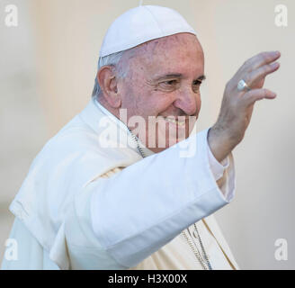 Cité du Vatican, Vatican. 12 octobre, 2016. Le pape François salue les fidèles pendant qu'il part à la fin de son audience générale hebdomadaire sur la Place Saint Pierre dans la Cité du Vatican, Cité du Vatican, le 12 octobre 2016. S'adressant aux pèlerins et touristes se sont réunis sur la place Saint-Pierre pour l'audience générale hebdomadaire, le Pape François a dit, "Je tiens à souligner et réaffirmer ma solidarité avec toutes les victimes de conflits inhumains en Syrie." Crédit : Giuseppe Ciccia/Alamy Live News Banque D'Images