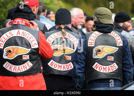 Giessen, ALLEMAGNE. 12 octobre 2016. Hells Angels et les membres de l'amitié avec les clubs de plusieurs pays européens et l'ensemble de l'état fédéral arriver devant la Neue Friedhof cimetière à Giessen, ALLEMAGNE, 12 octobre 2016. Les funérailles des Hells Angels, président de Giessen Aygun Mucuk, qui avait été abattu, a lieu ici. PHOTO : BORIS ROESSLER/dpa/Alamy Live News Banque D'Images