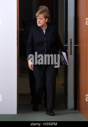 Berlin, Allemagne. 12 octobre 2016. La chancelière allemande, Angela Merkel (CDU) assiste à la réunion du cabinet allemand à la chancellerie fédérale à Berlin, Allemagne, 12 octobre 2016. PHOTO : Bernd VON JUTRCZENKA/dpa/Alamy Live News Banque D'Images